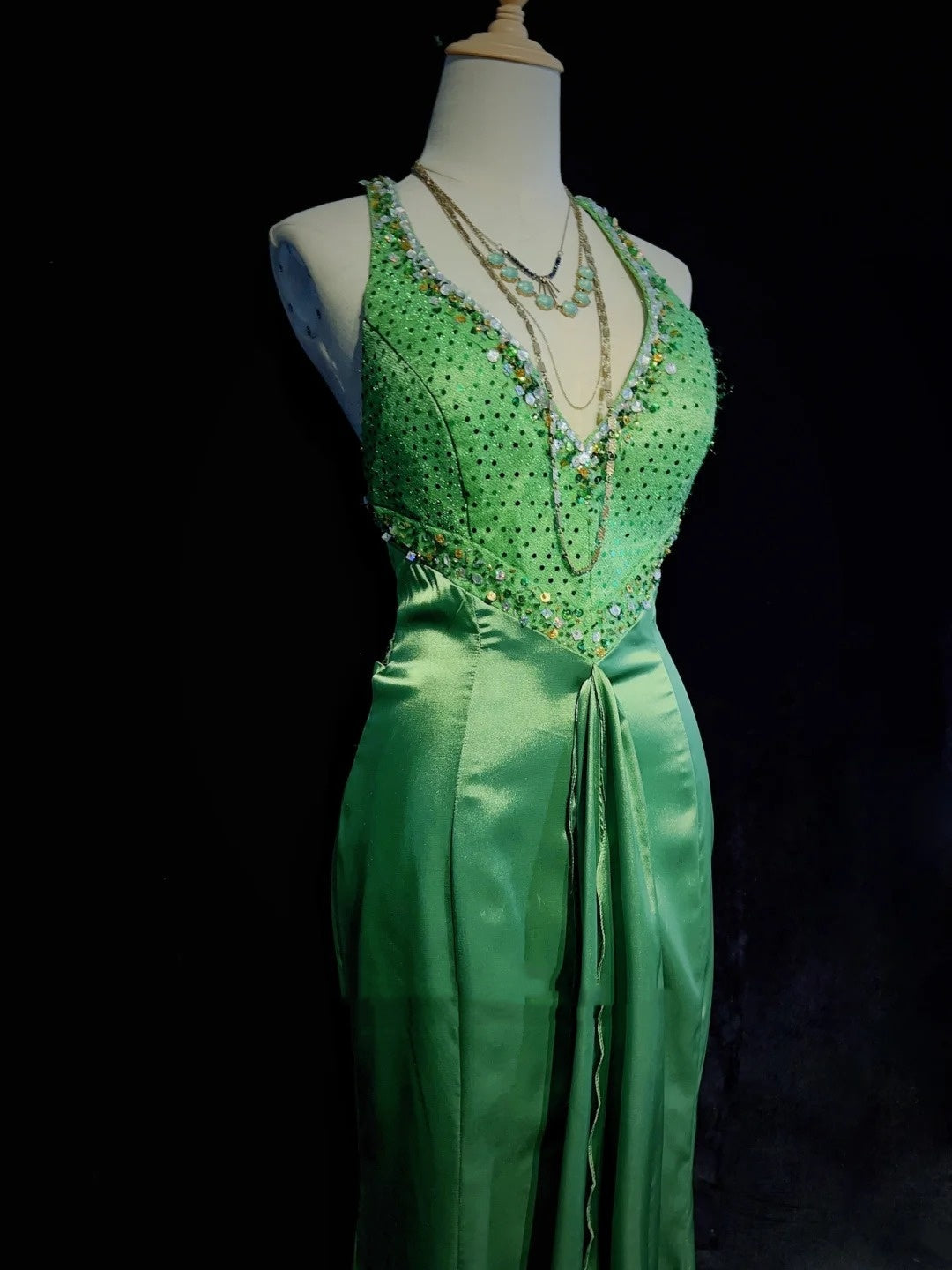 Beautiful Prom Dresses Mermaid Halter Green Satin With Ruffled Beading Long Evening Outfits N3382